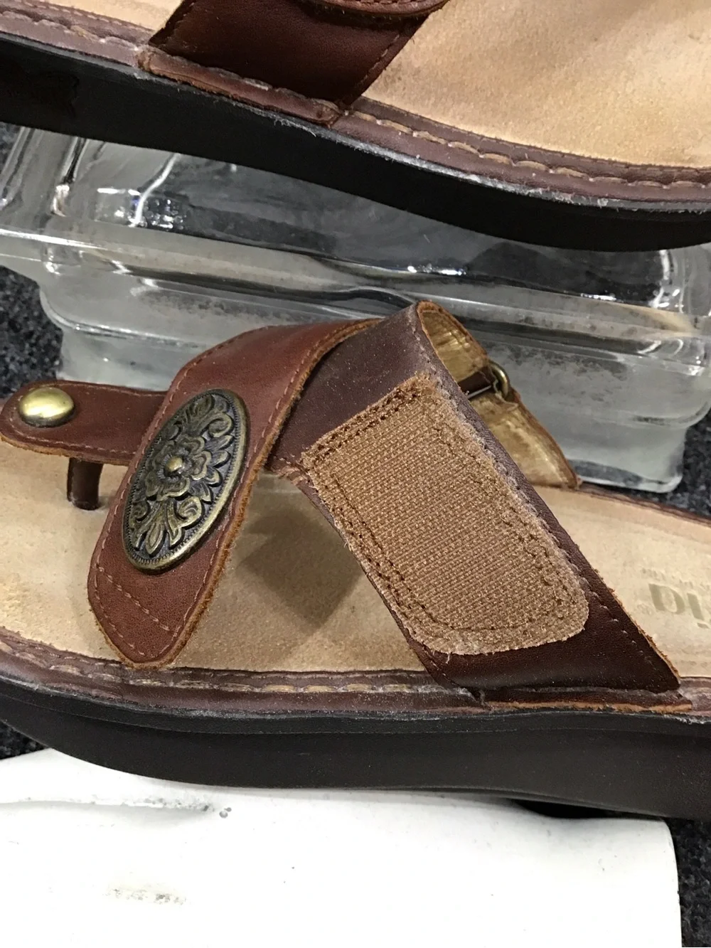 Alegria Carina Brown Leather Thong wedge Sandals Decorative Medallion 39